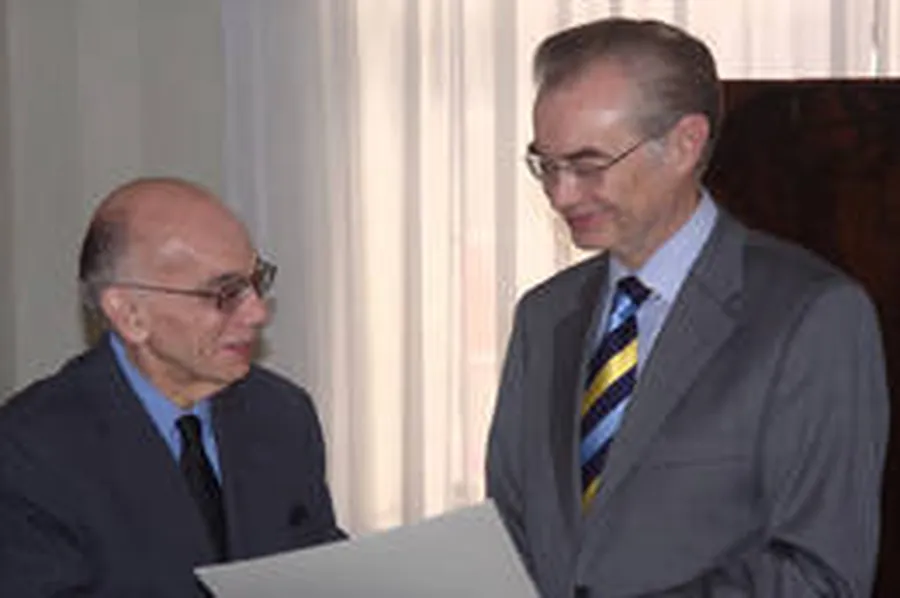 Andreas Eckhardt presents José Antonio Abreu with an honorary membership certificate.