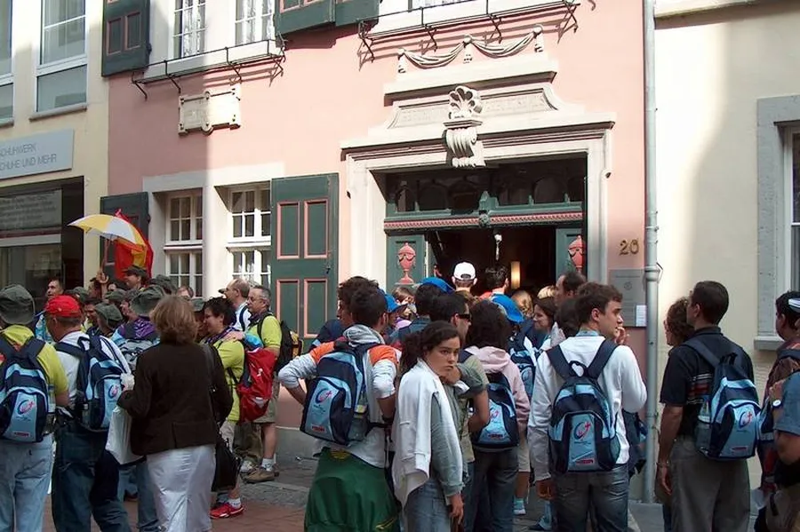 A school class bustles in front of the entrance to the Beethoven-Haus on Bonngasse.
