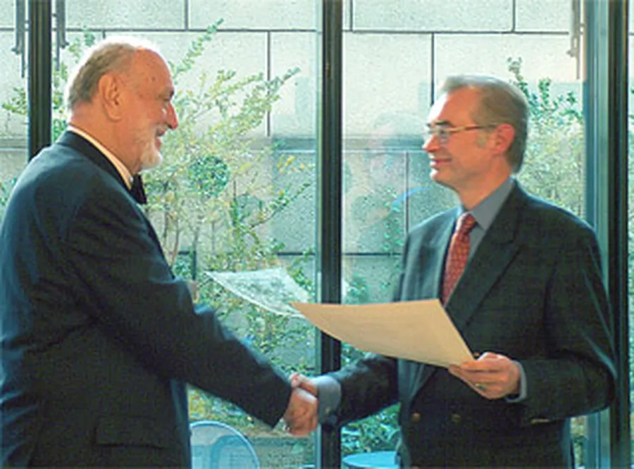 Andreas Eckhardt presents Kurt Masur with an honorary membership certificate.